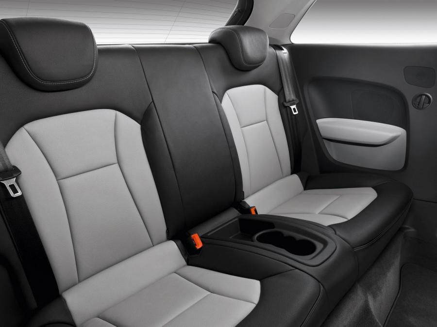Интерьер Audi A1 TFSI 2010 года  (фото 15 из 29)